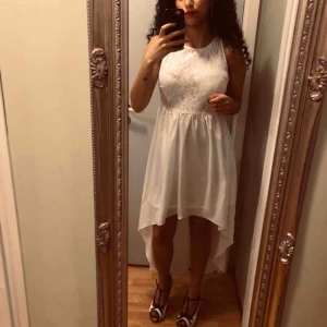  - En fin vit festklänning med spetsdetaljer som användes på studenten, köpt från Zalando 2016, från märket Anna Field i storlek 36, den är uppsydd och passar perfekt till den som är runt 163 cm. Möts upp i Stockholm och Uppsala, annars tillkommer frakt 