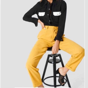  - Ett par balla gula byxor från NA-KD. Använda en gång. Köpköp!!