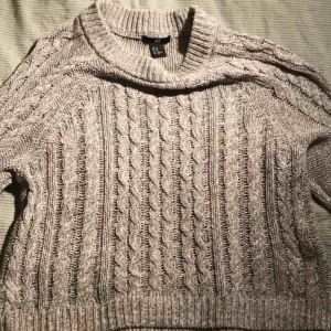  - Fin grå stickad tröja från H&M. Frakt ligger på 59kr (sammanlagt 98kr)