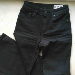 Flarejeans - Svarta ”pow flare” jeans från crocker. Bara ett fåtal gånger använda så i väldigt bra skick 🌟❤️ Försmå för mig så har ingen helbild på hur de sitter på men skulle säga de är mer lågmidjade är högmidjade 