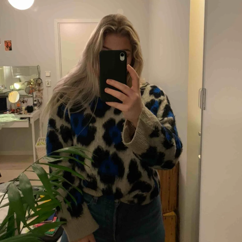 En supersnygg & skön tröja med leopard mönster i blått.  Personligen en favorit i garderoben men har liknande tröjor så tänker att någon annan själ ska få ta del av den. . Tröjor & Koftor.