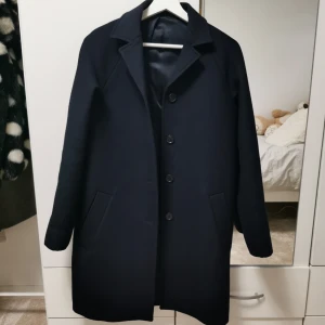  - supersnygg och varm wool coat från COS. helt ny knappt använd. klassisk stil, dubbel ull tyg med mjuk lining.  pris kan alltid diskuteras 🤗