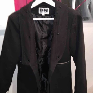  - Hajjjjj Säljer min fina kappa från Dennis Maglic i storlek S, den är knappt använd. Köpte den för 1399 kronor säljer den nu för 800 kronor. De fattas en fejk päls krage därför de nya priset.  Kan mötas upp i Stockholms området ;)