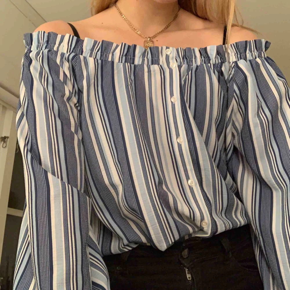 Mycket fin off-shoulder blus med ballongarmar. Fina detaljer och skönt material! . Blusar.