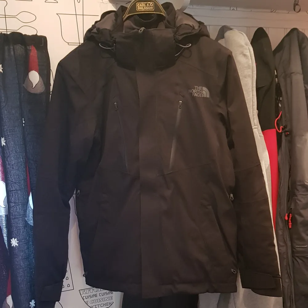 Helt ny oanvänd fodrad jacka med avtagbar huva. oanvänd från The North Face i materialet DryVent som är ett Goretex liknande material och tål vattenpelare upp till 15.000 mm vilket oxå är ett vattentätt membran.   . Jackor.