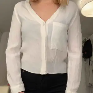 Vit fin blus från Topshop. Tyvärr har den blivit för liten för mig. Hör gärna av er vid intresse. 💝💞💖