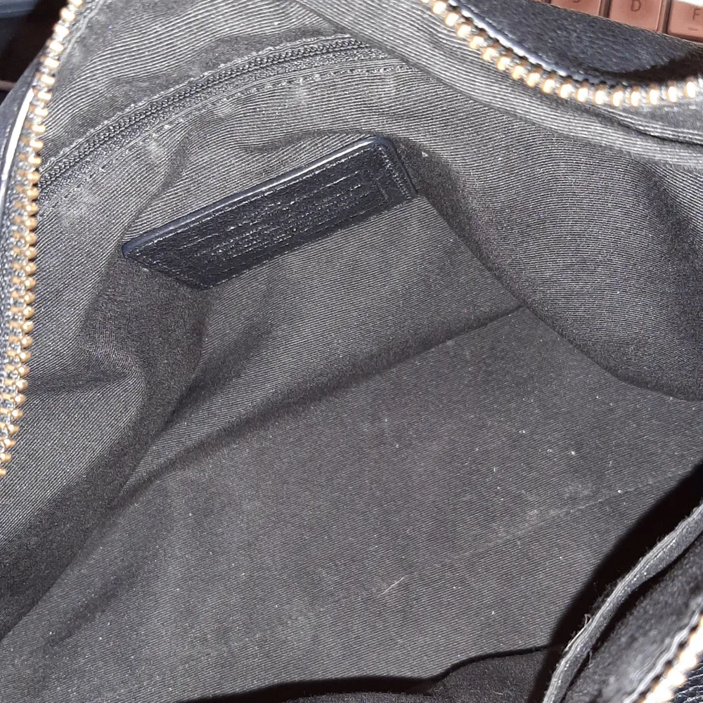 Äkta coach väska! Den är äkta , väska i leather svart mått B32xH20cm..#use like new . Väskor.