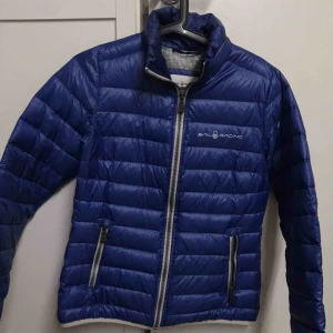  - Säljer nu min fina Sail racing jacka. Använd men i myckeeeet bra skick, näst intill ny. Super fin blå färg💙 Hör gärna av er vid frågor eller om ni vill ha fler bilder🥰🥰