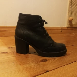  - Vagabond, sko i skin. Kraftig sula. Bekväma med draglås. Stabila och inte hala. Lite slitna på insidan av skon, annars är skinnet i bra skick. 