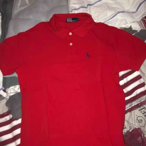  - Är en fin polo pikétröja som är bara testad så den är i ett fint skick