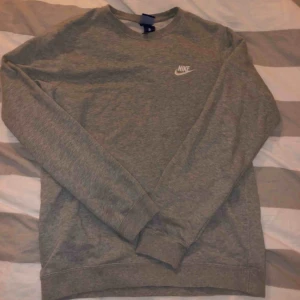  - Grå Nike sweatshirt i strl s Kan fraktas