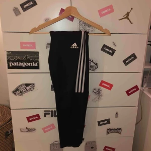  - Ett par adidas byxor, med dragkedja längst ner. Använt dom sparsamt, lappen är bort klippt så kan inte se den exakt storleken men skulle säga att den är i XS👍🏼💗