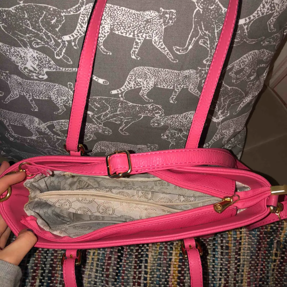 Jätte fin rosa fake Michael kors väska! Mellan modell, fråga privat om ni vill veta mått! Passar t mkt och väldigt bra skick, it mkt använd. Priset plus frakt elr mötas upp i Stockholm! . Väskor.