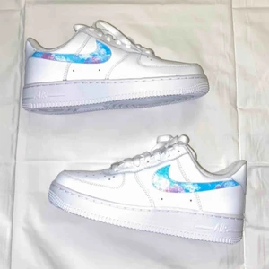  - Jag har ett Instagram konto där jag gör mina egna designer på Nike Air force. Skriv till mig vid beställning eller annars finns jag på Instagram Dm.  Instagram: pastel.customs