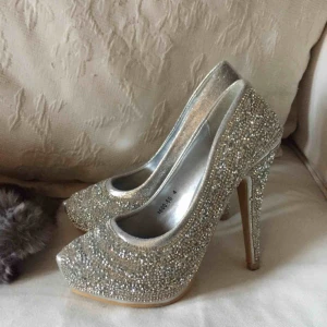  - Säljer mina superfina balskor då dem inte används förutom 1 kväll, jätte fina diamant detaljer på och dem behöver nån som kan ge dem använding igen:)