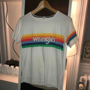  - T-shirt från wrangler, knappt använd och i bra skick. Kan hämtas i Linköping går även att skicka men då betalar köpare för frakten. Betalning sker via swish. 