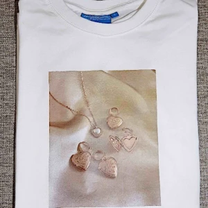  - Trendig och snygg t-shirt med tryck ifrån mitt och några vänners UF-företag. T-shirten är normal i storleken! Fraktkostnad tillkommer