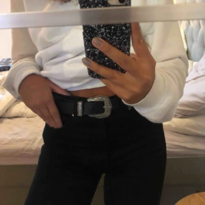  - Svart skärp med silverspänne från Topshop! Bra skick! Köparen står för frakt🥰