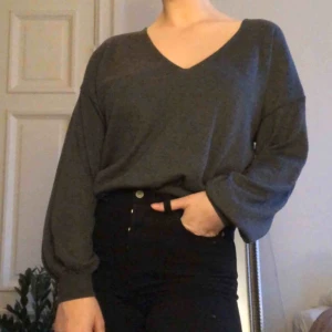 - Skön stickad tröja från ASOS med ballongärmar och v-ringning. Knappt använd. Köparen står för frakt:)