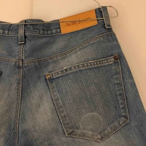  - Svarta acne jeans i strlk 29/32.  Midjan är medellåg och benen raka.   Säljs eftersom de köptes online o är för stora för mig:/