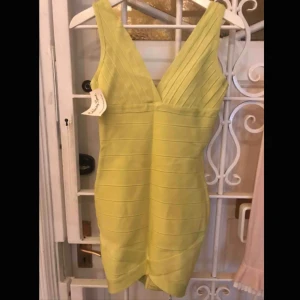  - Limefärgad bandage dress oanvänd med lapp kvar. 