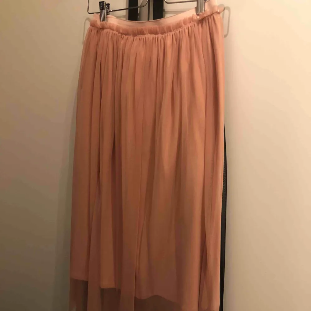 Ljusrosa kjol med resår i midjan, endast provad och aldrig använd! Jag är 169 cm lång och kjolen går till mitten av mina smalben.  Nypris: 179:-  Frakt: 42kr. Kjolar.