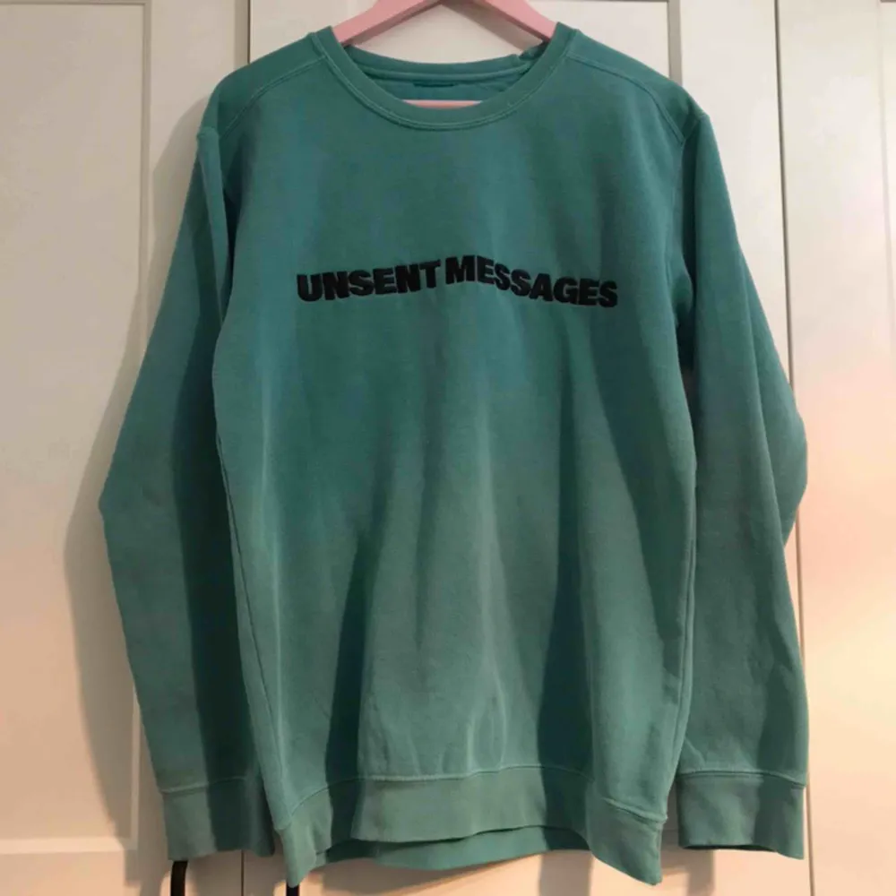 Sweatshirt från Holiday Brand som är ett märke styrt av Nick Lenzini från Brockhampton, passar som en stor S eller liten M, perfekt skick använd 2 ggr, på baksidan står det ”I don’t want to fall asleep in case you come over”, inkl frakt. Hoodies.