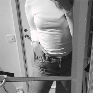  - Jättefin vit polo från hollister