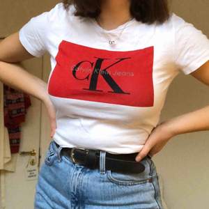 Säljer min CK T-shirt som jag tyvärr inte har så mycket användning av. Köpt för 350kr.