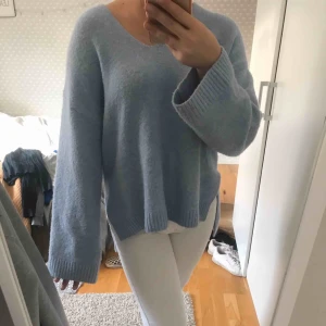 - En fin ljusblå stickad tröja från hm. Den e lite oversize och är v-ringad, jätte skönt material, inte använts så mycket. Frakt 65kr💕