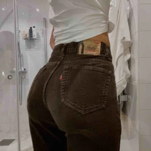  - Manchester byxor från levis! Skitsnygga men säljer pga att dom är för korta för mig. 84 cm i midjemått (men som man ser på bild nr2 så är dom ganska låga och sitter mer över höften)