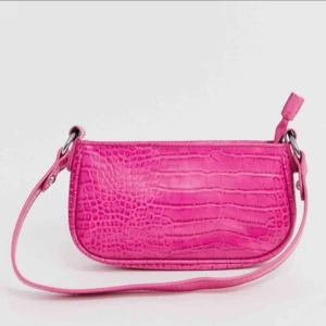  - Söker någon utav dessa väskor! Sista bilden är lånad☺️ 