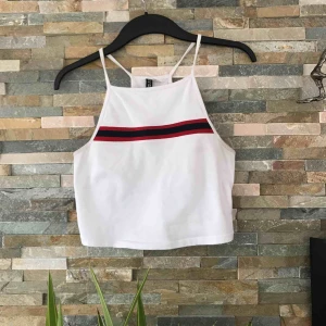  - Söt topp i bra skick. Betalnings sker via swish, köpare står för frakt💕