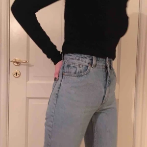  - Kimono mig blue jeans från Monki, nypris 400. Är högmidjade och 1 m på längden, 25 inches i midjan.  Dessa jeans passar till ALLT, går att ha på fest eller i skolan. Varit mina absoluta favoriter, men säljer nu pga att de blivit för små :/ 