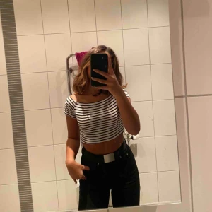  - Topp från HM. Går att vika upp (gjort på de första bilderna). Nästan oanvänd. Köparen står för frakt💓