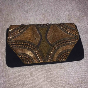  - Guldig clutch från Bikbok, använd en gång.