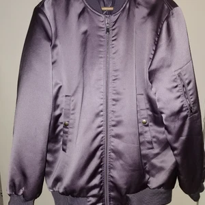 - Slutsåld bomberjacka från H&M trend. Jackan är fodrad. Varan skickas inom 5 dagar efter mottagen betalning. Tar betalt via swish och skickar alltid på kvitto efter skickad vara.    Frakt står köparen för
