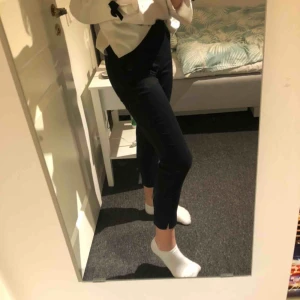  - Svarta kostymbyxor från h&m, väldigt sköna. Köptes för nästan ett år sedan för 200kr. Sällan använda pga har liknande. Hög midja, stängs med dragkedja och knapp på sidan. Fakefickor. 