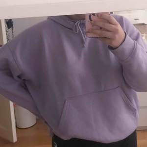 Säljer min älskade lila weekday hoodie 💜 Helst mot byte av en weekday hoodie i stl S, spelar inte roll vilken färg! Tveka inte att fråga