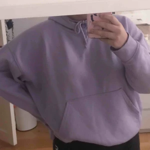  - Säljer min älskade lila weekday hoodie 💜 Helst mot byte av en weekday hoodie i stl S, spelar inte roll vilken färg! Tveka inte att fråga