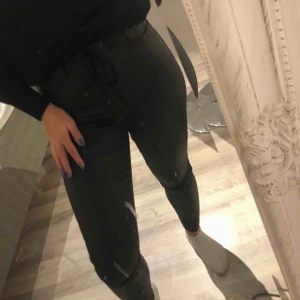  - En par stretchiga skinnbyxor köpta här på plick! De var inte riktigt min stil så jag säljer vidare:) De två första bilderna är tagna av personen jag köpte av. De var innan köpta på Nelly. Frakt räknas med i priset❤️