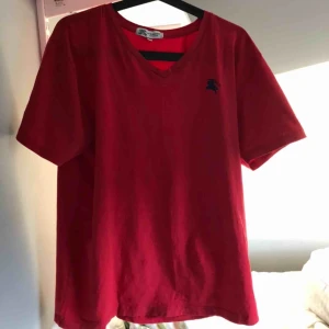  - Burberry t shirt  Skick 7/10 Storlek xxl men sitter mer som medium