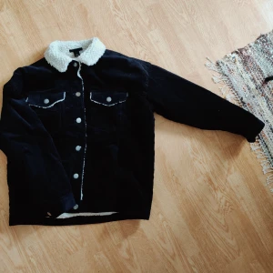 Teddy fodrad Manchester jacka  - En teddy fodrad jacka med svart manchester ° Regular fit ° Strl S. 