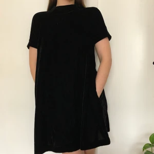 & OTHER STORIES 60’s MOD strl 36 - Sjukt snygg 60-tals/mod-inspirerad velourklänning med turtleneck och fickor!⚡️🐊 Använd ett fåtal gånger, mycket bra kvalitet. Strl 36/S men passar nog en tunnarmad 34/38 också pga A-linjeformen! Nypris ca. 700kr