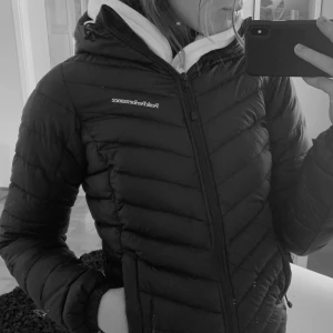 Riktigt fin Peak Preformace jacka - Halvår gammal Peak jacka i storlek small, riktigt bra skick, känns som ny. Säljer på grund av att jag inte har använt denna på ca 2 månader, buda i kommentarer annars direkt köp vid 1 100kr!!