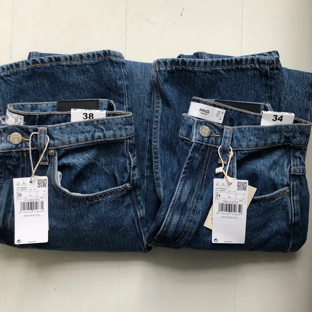 Säljer dessa helt nya jeans från mango i modellen ”flare hög midja” med lappar kvar i både stolek 34 och stolek 38. De är slutsålda på hemsidan och Säljer då jag köpte flera stolekar för att prova men nu har det gått för många dagar för att lämna tillbaka🤦‍♀️ hör av dig privat för egna bilder.  Nypris 599kr. Jeans & Byxor.