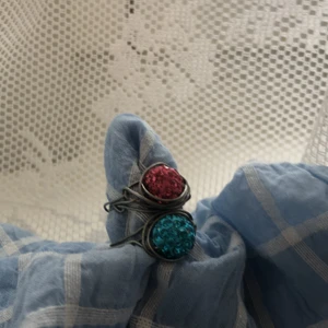 fine-line inspererade ringar 💗💙 - Supercoola hemmagjorda ringar med strasspärla! Inspererade av Harry Styles album ”Fine Line” 💙💗 10kr st och 2 för 18kr + frakt 👍🏻