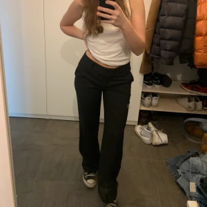 Supersnygga randiga kostymbyxor  - Perfekta kostymbyxan i randigt. Perfekta i midjan. Passar mig som är en S😊💖 frakt på 45kr eller så möts vi på söder! 