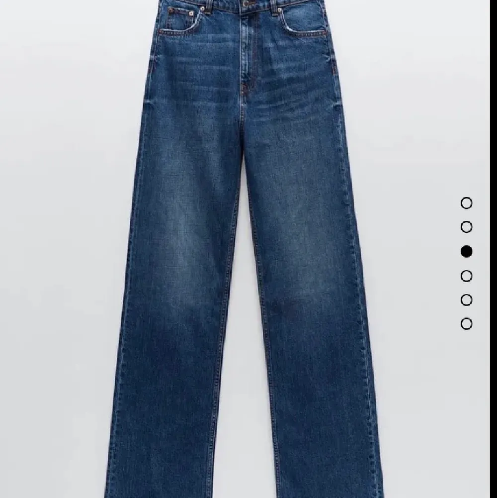 Snygga slutsålda jeans från Zara! Har hört att man kan klippa dem för att anpassa längden, men jag har inte gjort det!. Jeans & Byxor.