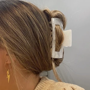 Hårklämma - Vi driver ett UF företag där vi säljer hårklämmor för alla hårtyper! Beställ på vår instagram: @hairclip.uf